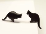 Ohrstecker Motiv Katze sitzend Schwanz unten