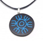 Amulett mit blauem Sonnenmotiv
